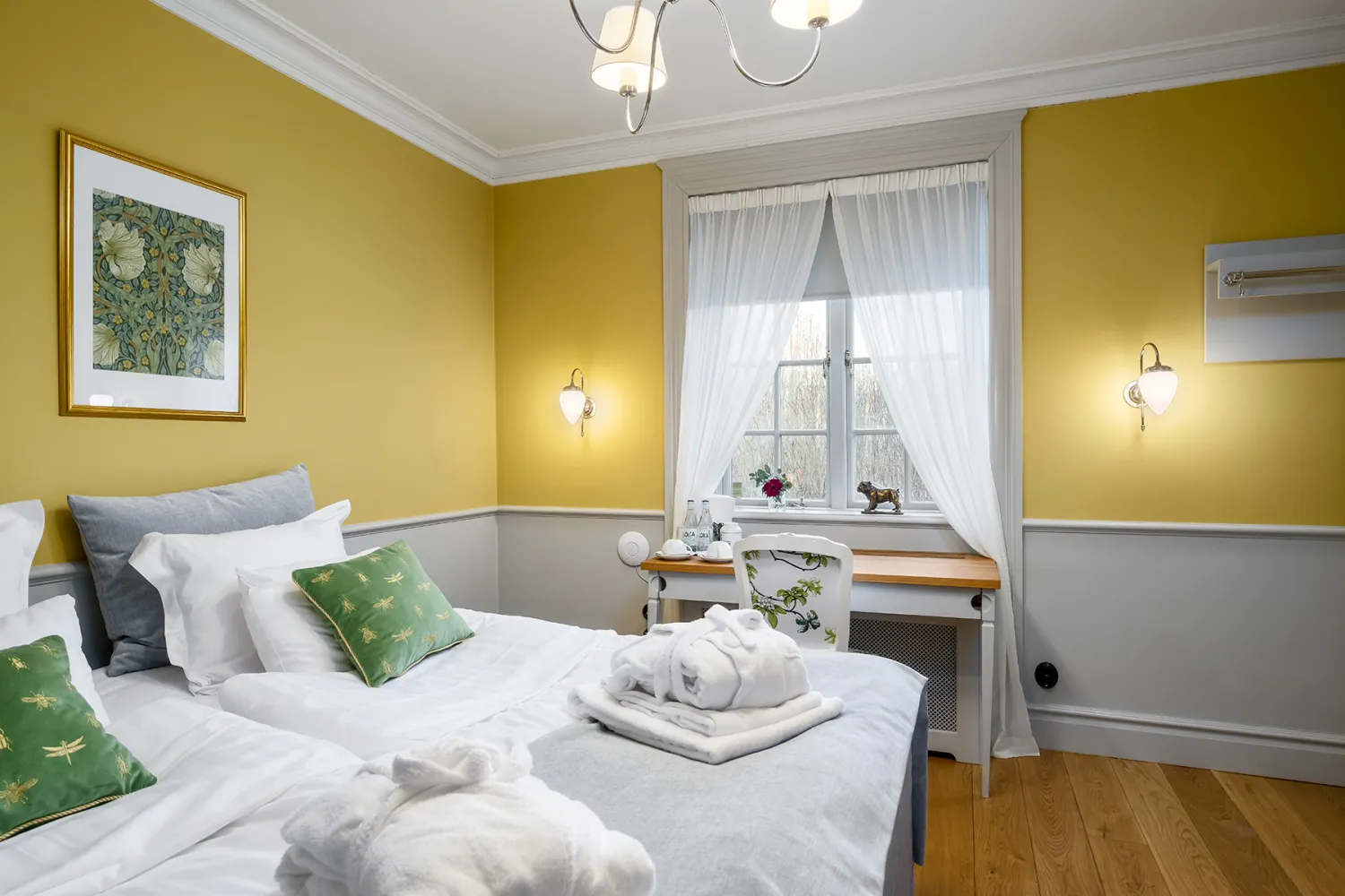 Säng mot fönster i rum 126