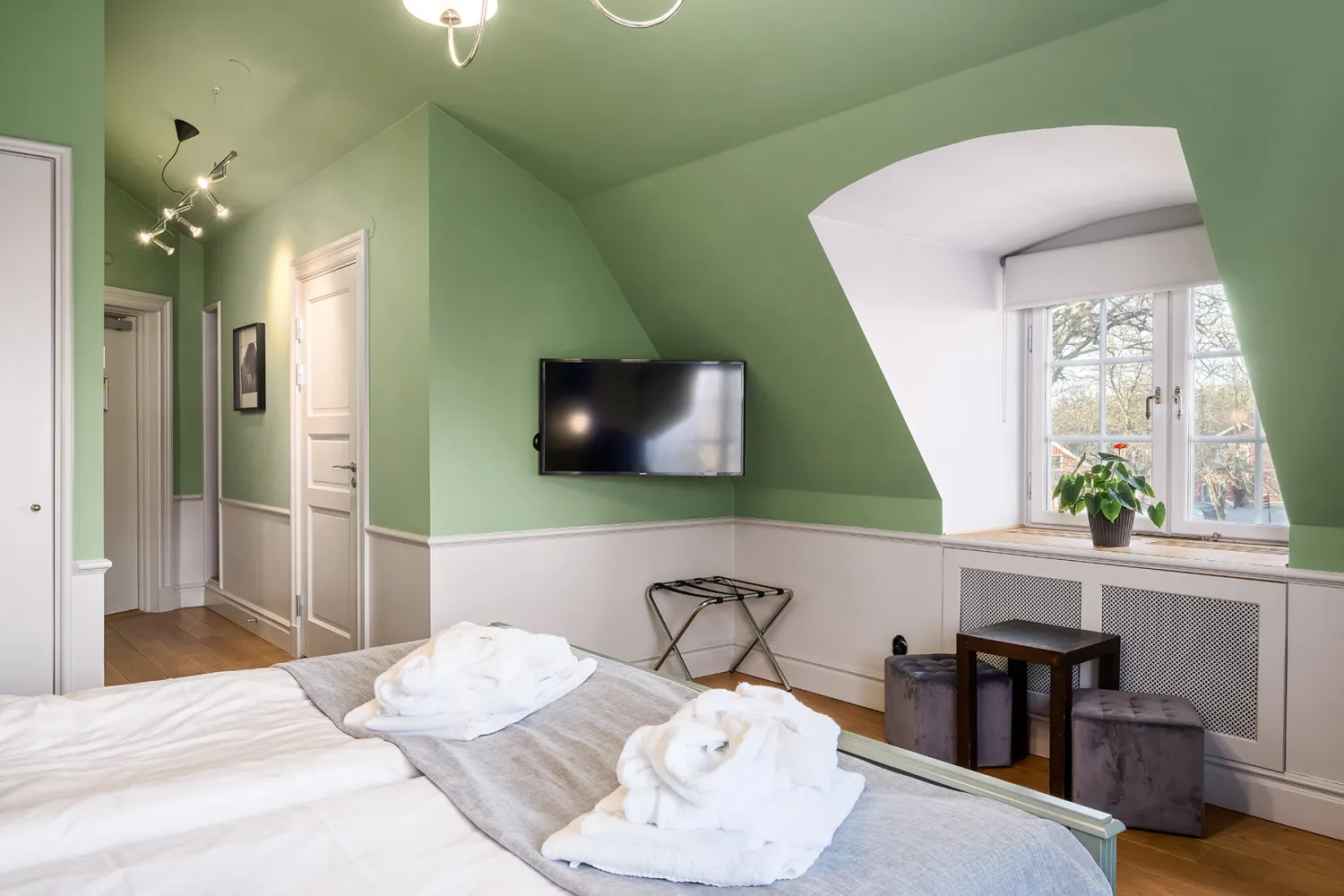 Vy mot dörr i rum 127