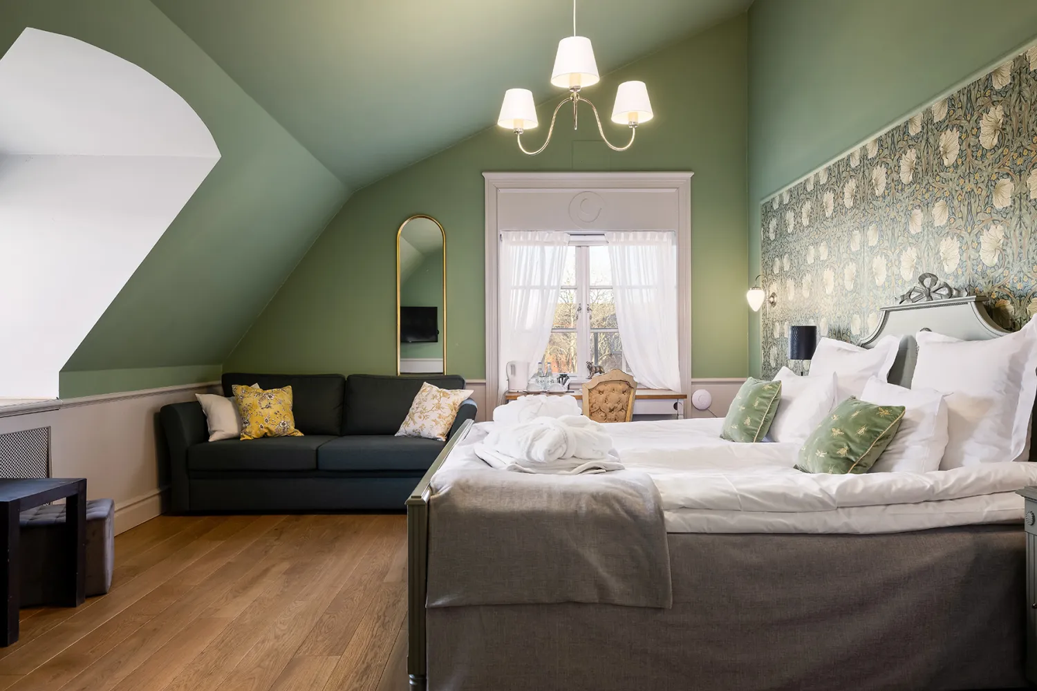 Säng mot fönster i rum 127