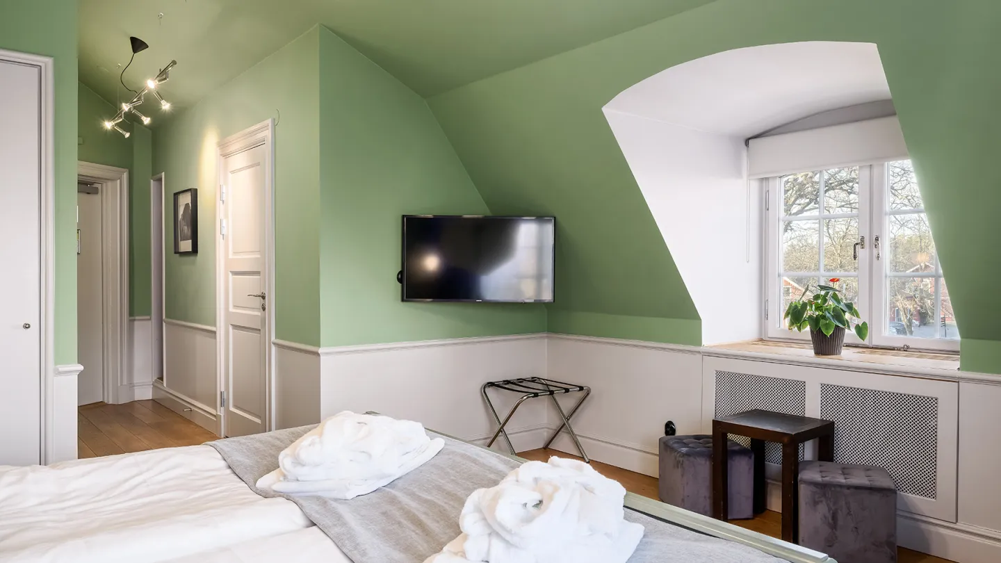 Vy mot dörr i rum 127